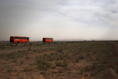 آخرین ایستگاه حضور مور در ایران، تهران، پایتخت این کشور بود. وقتی که مور به تهران رسید در این شهر مراسم بیست و پنجمین سالگرد رحلت بنیان گذار امام خمینی برگزار می شد. در این تصور اتوبوس ها زائران را از اطراف شهر به حرم امام می رسانند.