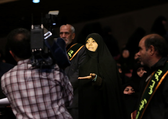 (تصاویر) اعتراض آمر به معروف به لاریجانی