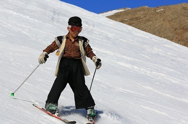 اسکی کردن با لباس سنتی!/ عکس