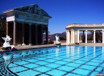 خانه ی The Hearst Mansion قیمت 165 میليون دلار این خانه در ایالات متحده ی آمریکا قرار دارد. فیلم معروف “پدر خوانده” در این خانه تصویربرداری شد. ۲۹ اتاق خواب، ۱۳ استخر و همچنین سالن سینما از امکانات این خانه است.