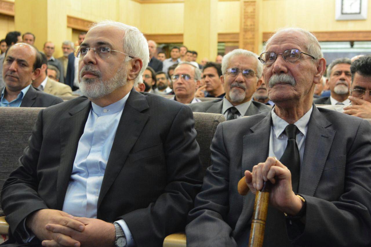 تصویری از حضور ظریف در مراسم ترحیم ابراهیم یزدی