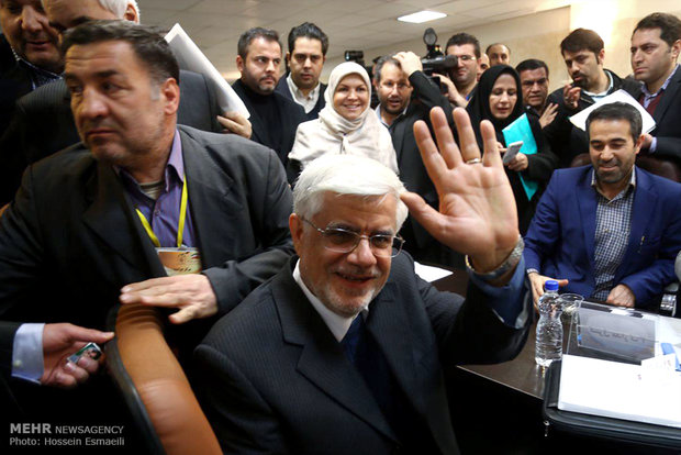 عارف و همسرش در محل ثبت‌نام انتخابات مجلس/عکس