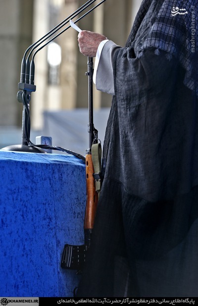 اسلحه‌ای که رهبر انقلاب در دست داشتند/عکس