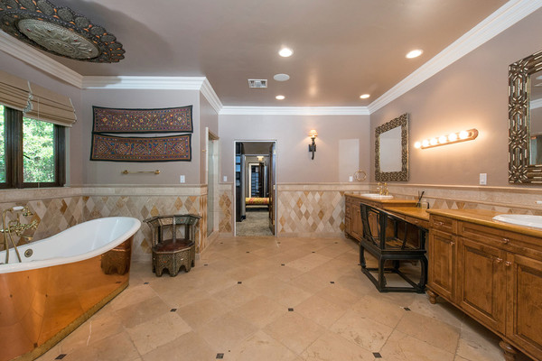 حمام این خانه با وسایل تزئینی زیادی مزین شده