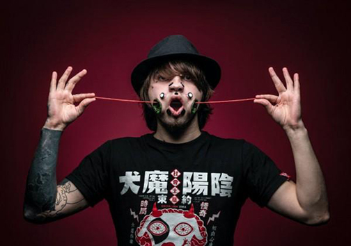 این مرد جوان یک تونل گوشتی متحرک است! + تصاویر