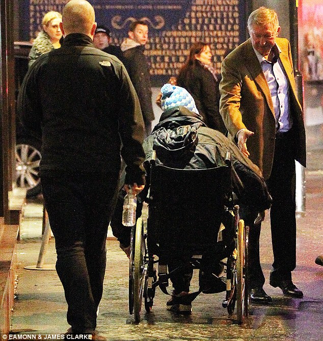 احوالپرسي فرگوسن با گداي منچستري/ عکس