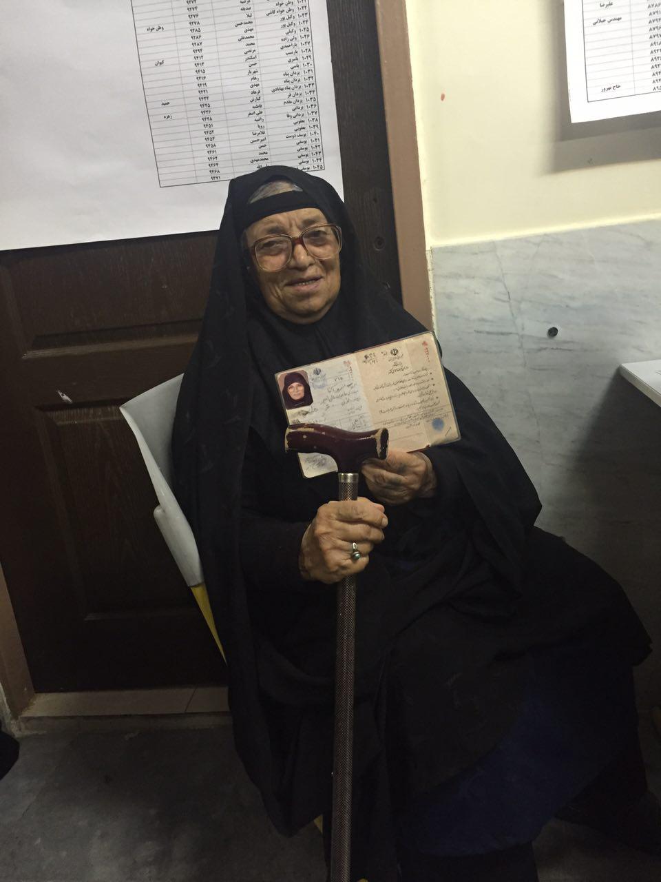 رای پیرزن 85 ساله/ عکس