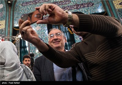 سلفی گرفتن با زیباکلام موقع رای گیری/ عکس