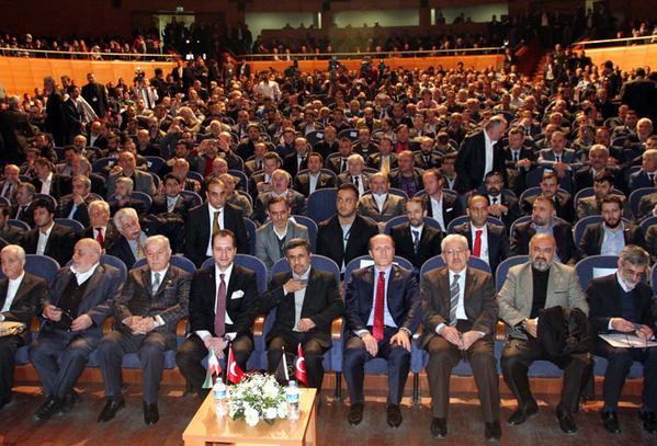 کتک کاری در مراسم سخنرانی احمدی نژاد در ترکیه (+عکس)