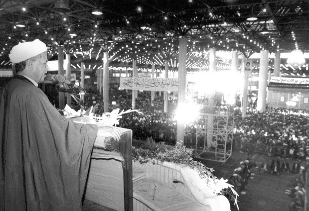 عکسی منتشر نشده از سخنرانی آیت‌الله هاشمی در حرم امام