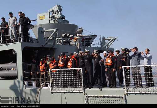 نماز جماعت به امامت روحانی در ناوشکن جماران (عکس)