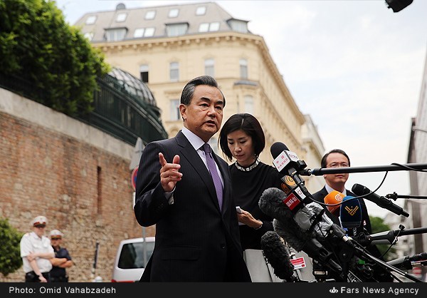 وزیرامورخارجه چین در حال ورود به محل مذاکرات/عکس