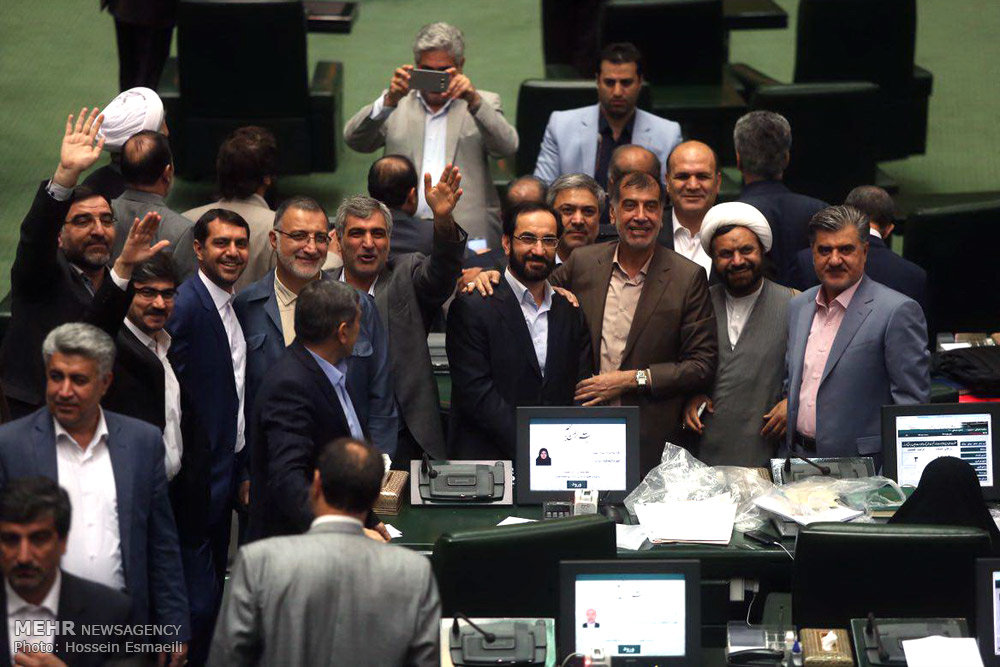 لبخند باهنر در آخرین روز نمایندگی/ عکس