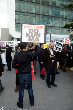 از روز جمعه و همزمان با اعلام برکناری مدیران روزنامه زمان به درخواست دادستان استانبول و حکم دادگاه صدها نفر از کارکنان این روزنامه و اصحاب رسانه ترکیه و مردم در مقابل دفتر مرکزی این روزنامه در خیابان بوسنی استانبول تجمع کردند