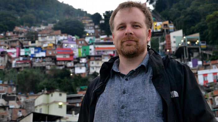 (تصاویر) رقص‌نور هنرمند آلمانی در برج آزادی