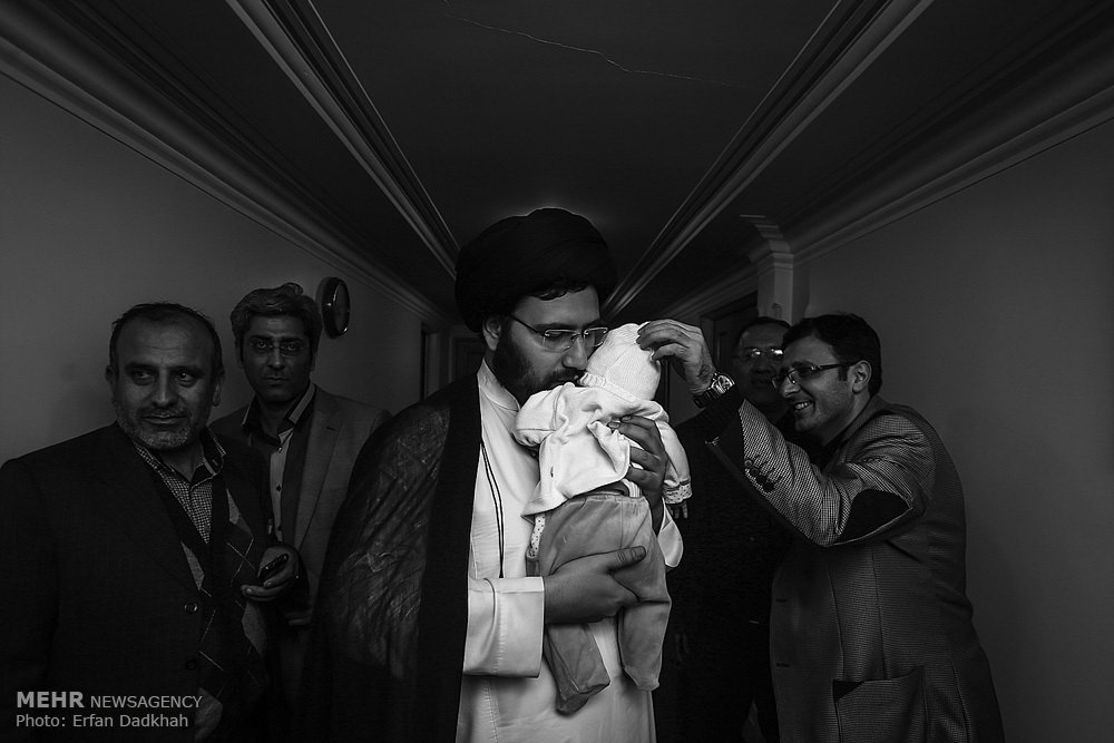 وقتی سید علی خمینی در گوش یک نوزاد اذان می‌گوید/ عکس