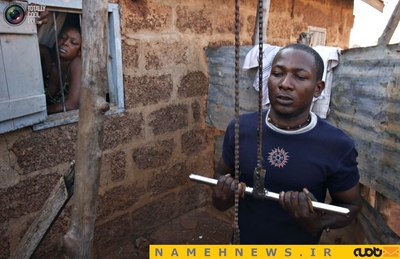 یک جوان اهل غنا در حال ورزش کردن با زنجیر موتور سیکلت