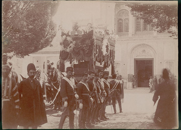 تابوت ناصرالدین شاه در مراسم تشییع 