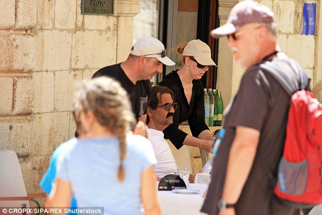 خوشگذرانی امیر سابق قطر در اروپا(+عکس)