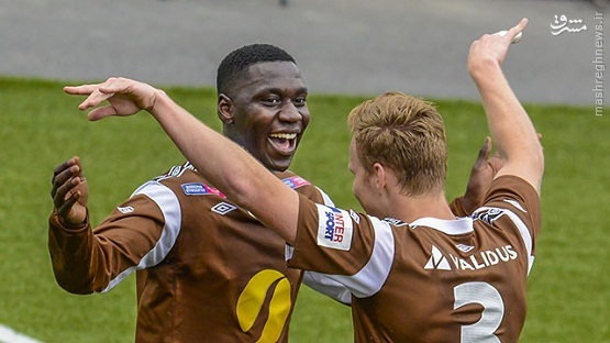 خارجی ها در برابر استقلال/مهاجم خشن، مدافع کم‌آزار