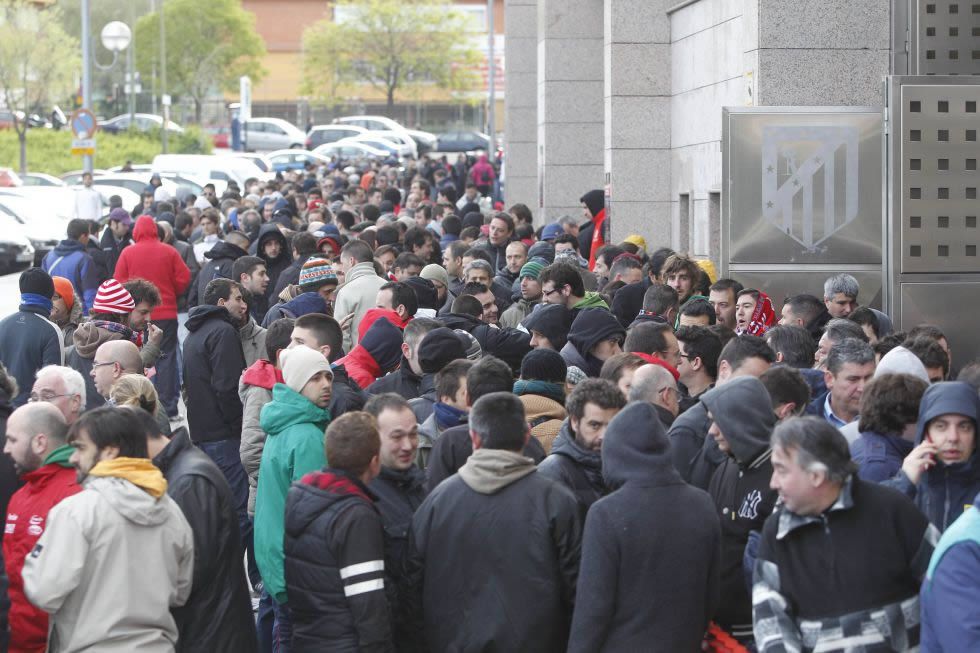 هجوم هواداران برای خریدبلیط دربی مادرید(عکس)