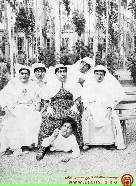 ژست زنان قاجار برای عکس گرفتن/عکس