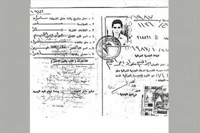 تصویری از مدرکی مربوط به تابعیت عراقی ابوبکر البغدادی با شماره ۱۱۳۶ مورخ سال ۱۹۸۷ همراه با عکسی از دوران نوجوانی وی. در آن زمان ابوبکر بغدادی ۱۶ سال داشته و در دبیرستانی پسرانه در شهر سامره با نام اصلی‌اش، ابراهیم عواد ابراهیم البدری مشغول به تحصیل بوده است.