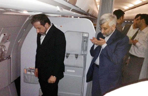 نماز خواندن جلیلی و عراقچی در هواپیما/عکس