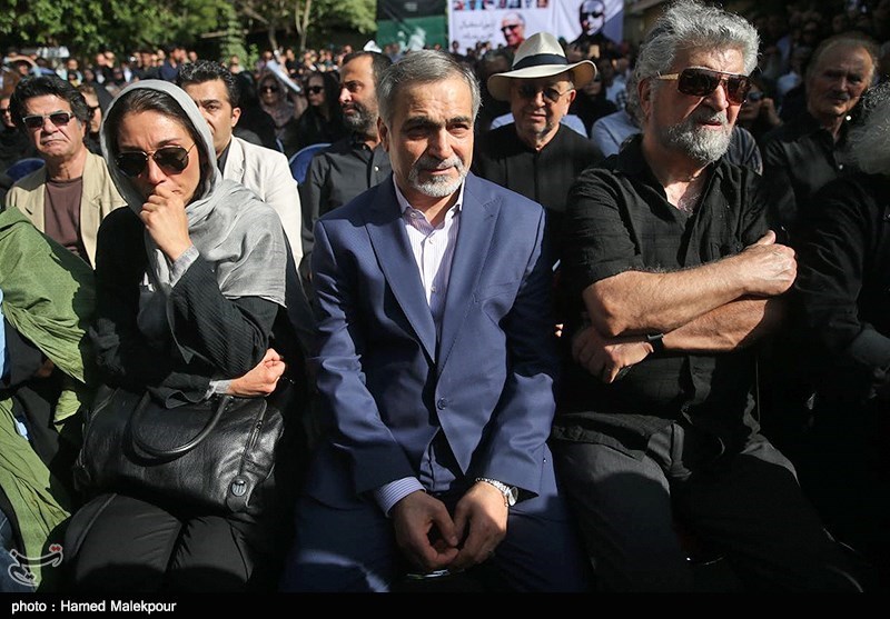 حسین فریدون در مراسم تشییع کیارستمی/ عکس