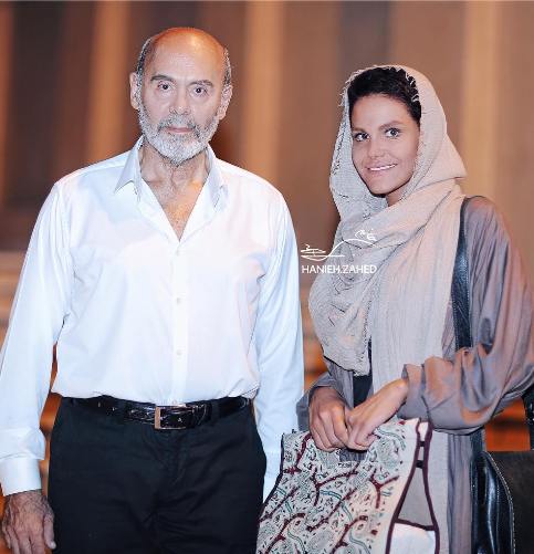 ساناز هاشم پور در کنار پدرش