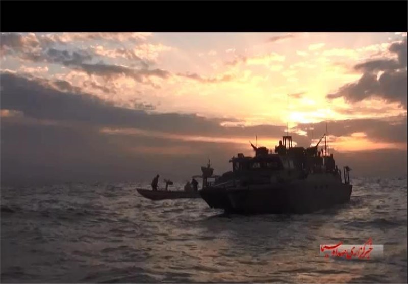 نخستین عکس از دستگیری ۱۰ تفنگدار آمریکایی توسط سپاه منتشر شد (+عکس)