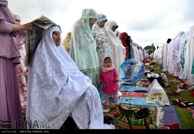 تصویر اقامه نماز عید فطر در کشور اندونزی را نشان می دهد