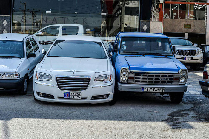 خودروی لوکس آمریکایی در همسایگی نیسان آبی/عکس