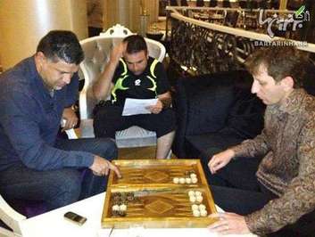 بابک زنجانی رابطه تنگاتنگی با ورزشکاران داشت و مدتی مالکیت تیم راه آهن تهران را نیز برعهده داشت. در این تصویر وی در کنار علی دایی سرمربی وقت تیم راه آهن دیده می شود.