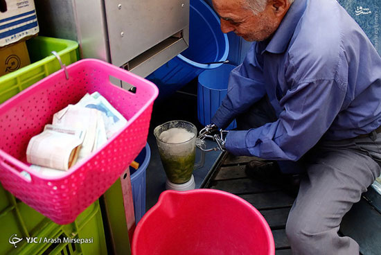 عکس: آبمیوه فروشی با دستان آهنی