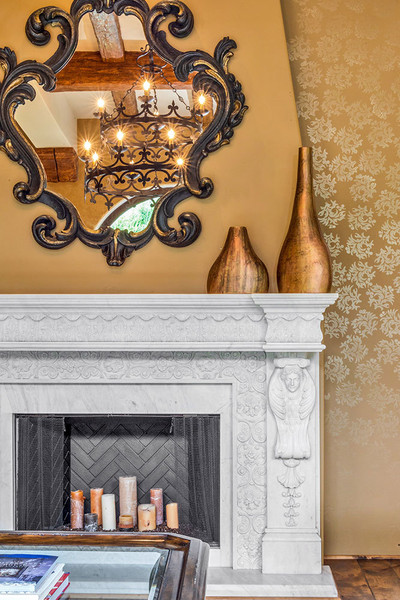 شومینه، گلدان های بزرگ، آینه بزرگ و پرآذین در بالای تاقچه ی شومینه و گچ بری های اطراف آن، جلوه ای ویژه به اتاق نشیمن بخشیده اند.