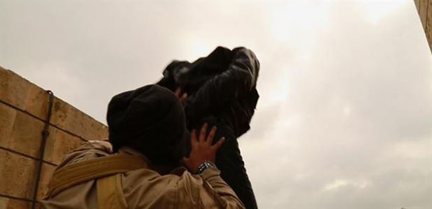 مجازات دو مرد همجنسگرا از سوی داعش (+عکس) مجازات دو مرد همجنسگرا از سوی داعش (+عکس)