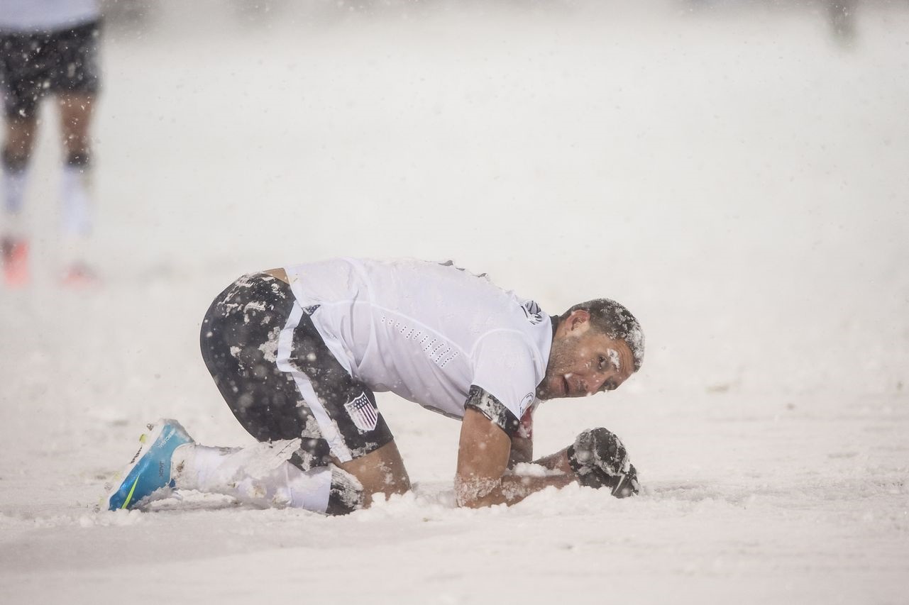 (تصاویر) یک فوتبال عجیب در فضایی خاص!
