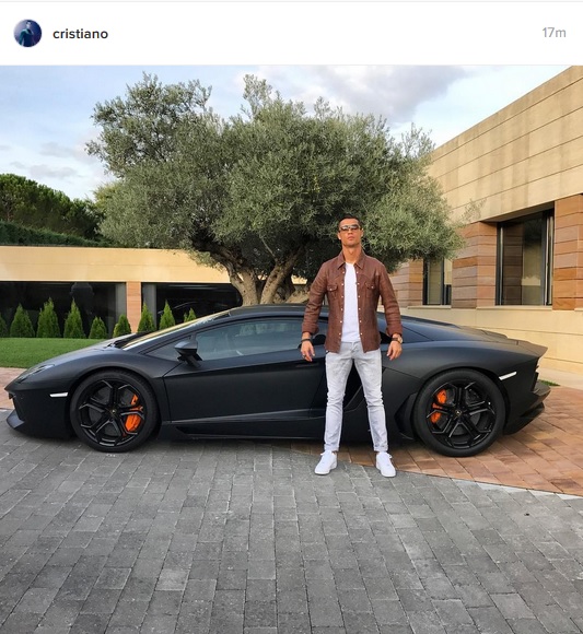 ژست خاص رونالدو در کنار خودرو لوکس‌اش/عکس