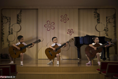 کودکان در حال نواختن گیتار در یک مهد کودک در پیونگ یانگ