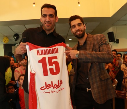 حامد حدادي پيراهن خود را به مؤسسه خيريه محك اهدا كرد + عکس