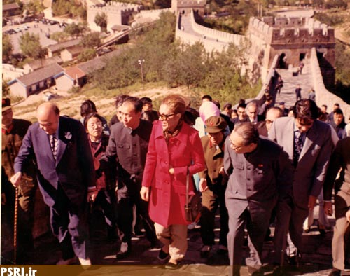 فرح و هویدا بر فراز دیوار چین/عکس