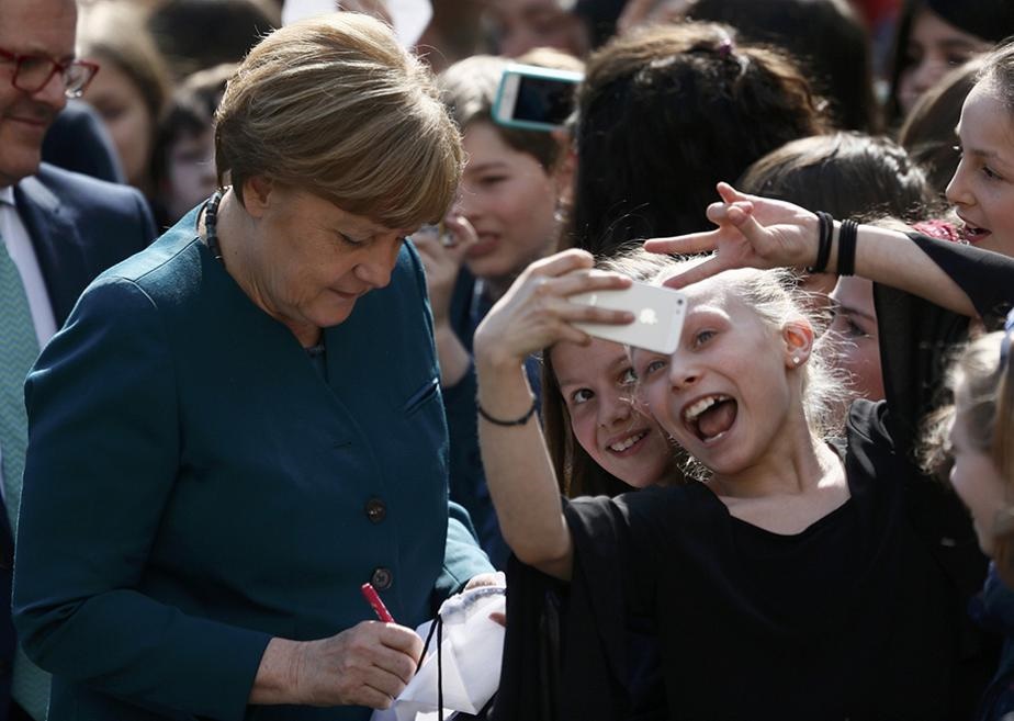 سلفی با آنگلا مرکل/ عکس