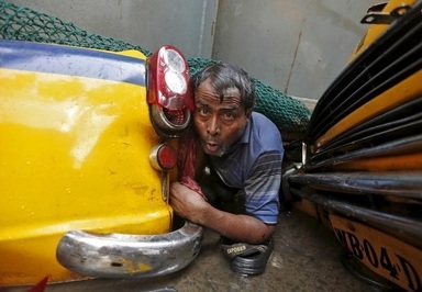  یک بی‌نوای هندی در یک زاغه در حومه کلکته پناه گرفته است 