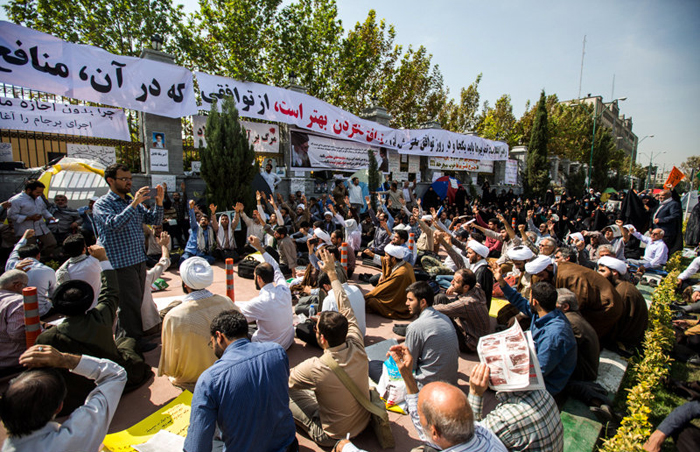 (تصاویر) تجمع بدون مجوز علیه برجام