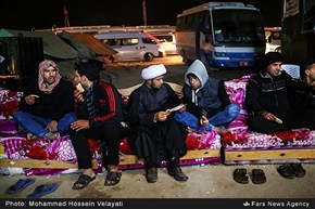 استراحت زائران حسینی در مسیر نجف به کربلا 
