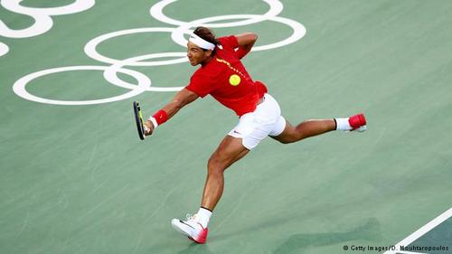 رافائل نادال (اسپانیا)/ در رتبه سوم پردرآمدترین ‌چهره‌های المپیک ۲۰۱۶ ریو رافائل نادال، رقیب سرسخت جوکوویچ قرار دارد که درآمد او بر ۵ / ۳۷ میلیون دلار در سال بالغ می‌شود. او اگرچه در فصل گذشته نتوانست در هیچیک از تورنمت‌های گراند اسلم به قهرمانی دست یابد، اما با شرکت‌های بزرگی چون کیا و نایکی قراردادهای تبلغیاتی کلانی دارد. 