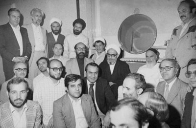 در کنار چهره هایی چون هاشمی، احمدی خمینی، قطب زاده و چمران در محضر رهبر کبیر انقلاب