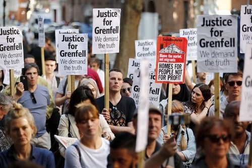 تظاهرات معترضان در اعتراض به نحوه رسیدگی دولت محافظه کار بریتانیا به فاجعه آتش سوزی گرنفل