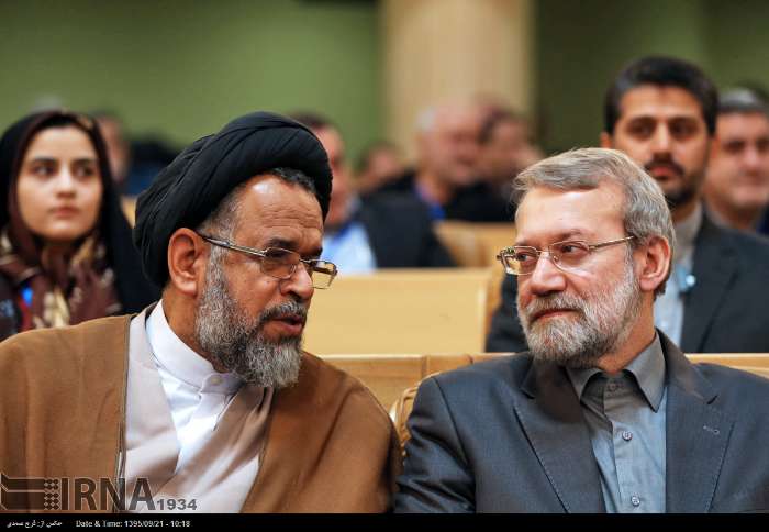 خوش و بش لاریجانی و وزیر اطلاعات در یک کنفرانس/عکس